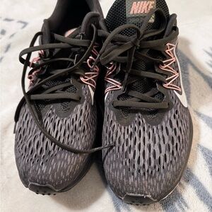 Nike Women's Black and Pink Athletic Shoes